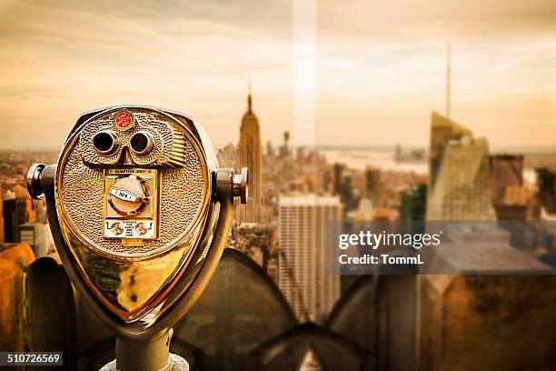 binoculares con vista a la ciudad de nueva york en el edificio empire state. - empire state building fotografías e imágenes de stock