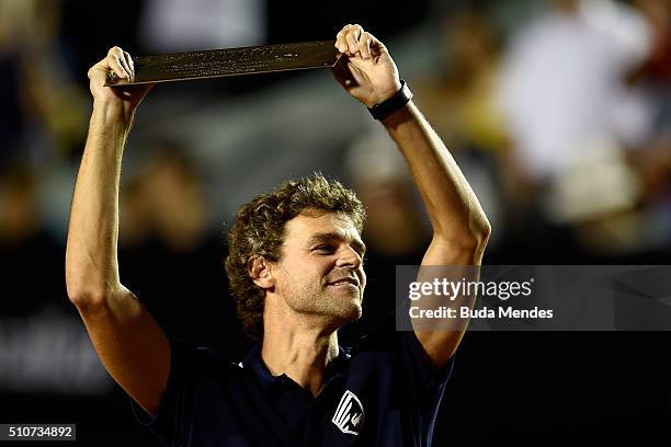 Brazilian former player Gustavo Kuerten is presented a plaque commemorating center court being named in his honor during a ATP Rio Open 2016 at...