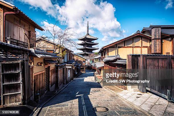 alley with view of yasaka tower, higashiyama-ku, kyoto, japan - japon photos et images de collection