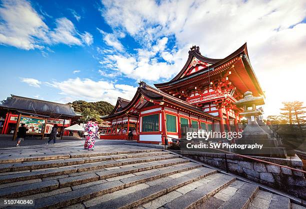 fushimi inari shrine - shrine fotografías e imágenes de stock