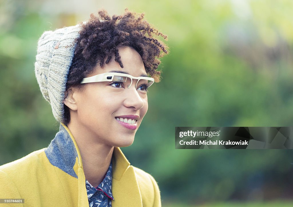 Mulher com Computador utilizável como acessório em forma de óculos inteligente.