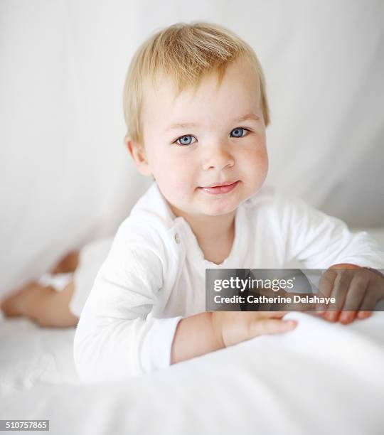 portrait of a 18 months old boy - 18 23 meses fotografías e imágenes de stock