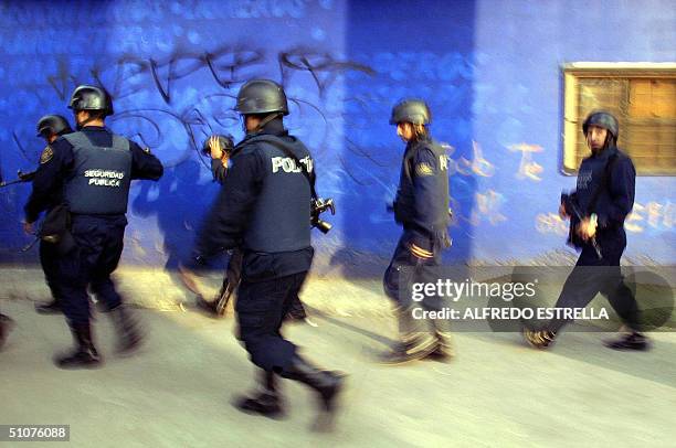 Policias de la Secretaria de Seguridad Publica, patrullan en las calles aledanas al aeropuerto de la ciudad de Mexico, el 16 de julio de 2004. El...