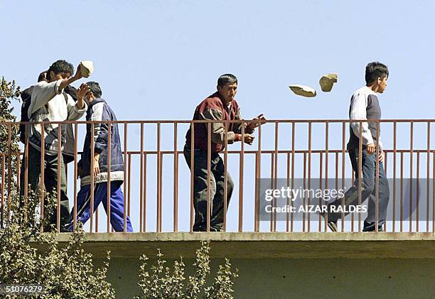 Indigenas aymaras lanzan piedras desde un puente peatonal para bloquear un la autopista que une la ciudad de La Paz con El Alto, el 16 de julio de...