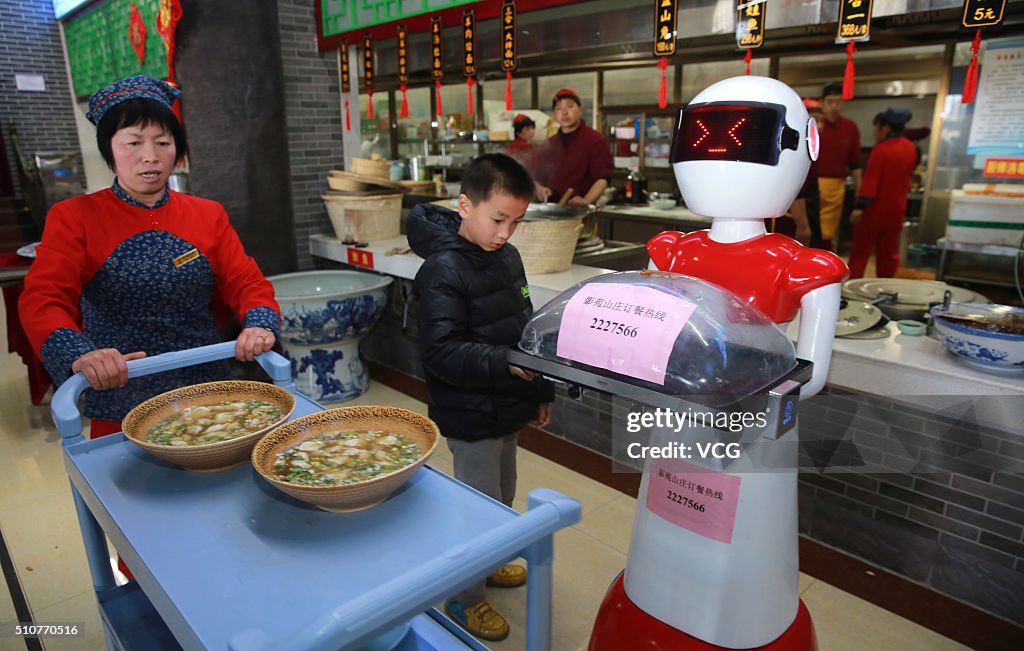 Intelligent Robot Delivers Meals In Sanmenxia