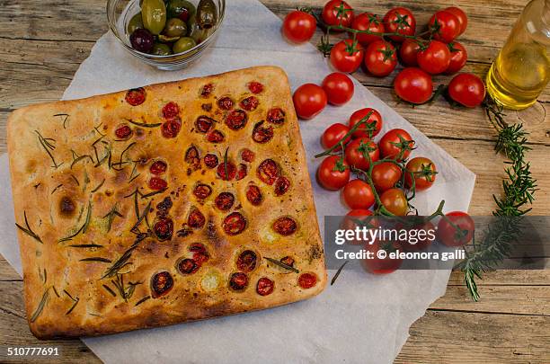 focaccia with rosemary and tomatoes - fougasse photos et images de collection