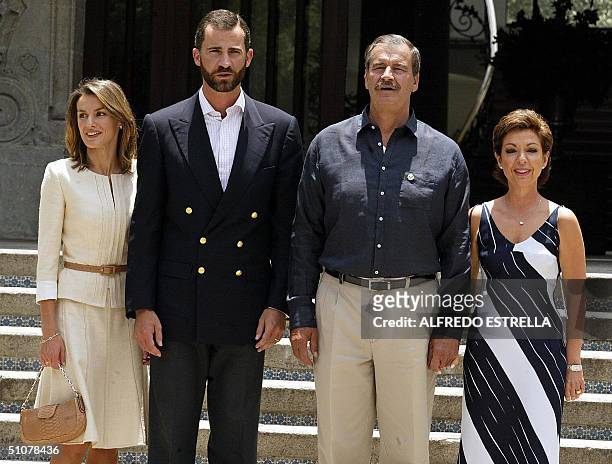 Prince Felipe de Borbon and wife Letizia Ortiz pose for a picture with Mexican President Vicente Fox and wife Martha Sahagun 17 July 2004, at Los...