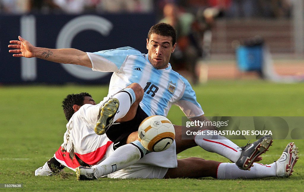 Argentinian Cristian Gonzalez (#18) vies