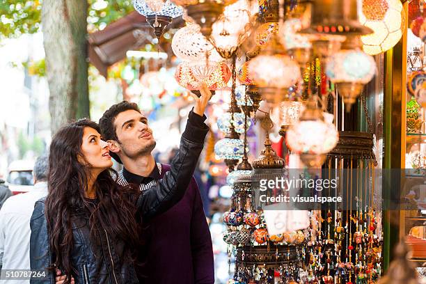 giovane coppia lo shopping per merce in strada bazaar - contemporary istanbul foto e immagini stock