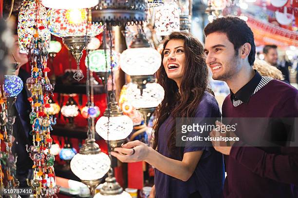 giovane coppia lo shopping nel bazar - contemporary istanbul foto e immagini stock