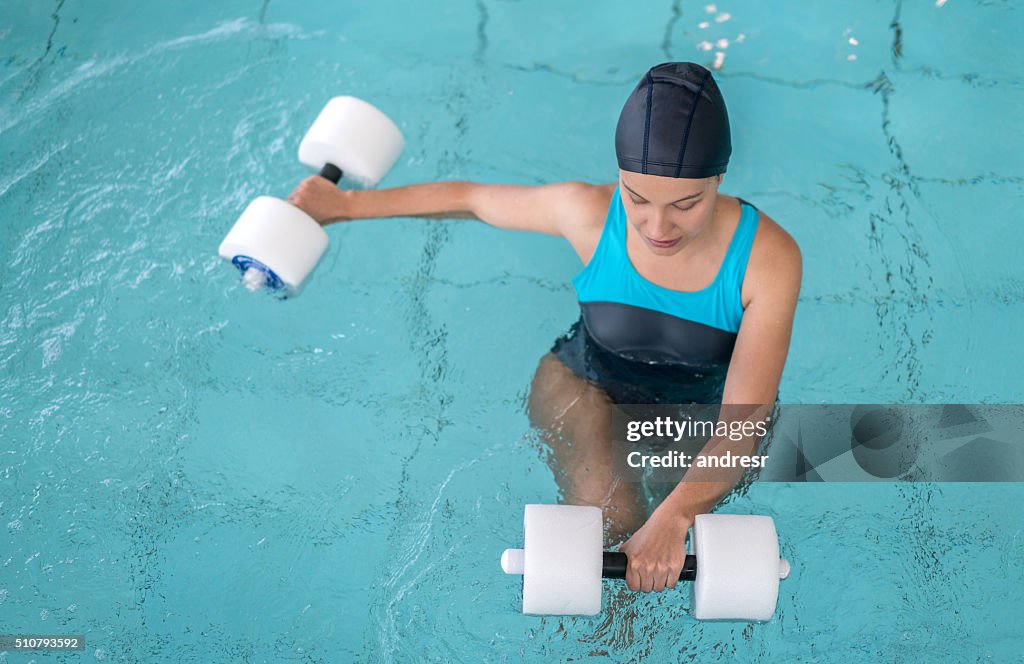 Frau macht Physiotherapie-Übungen im Wasser