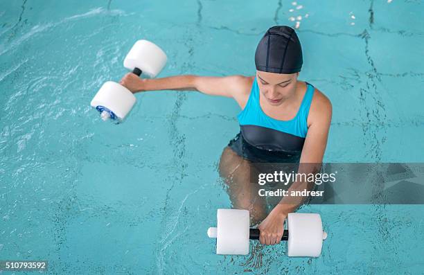 woman doing physiotherapy exercises in the water - hydrotherapie stockfoto's en -beelden