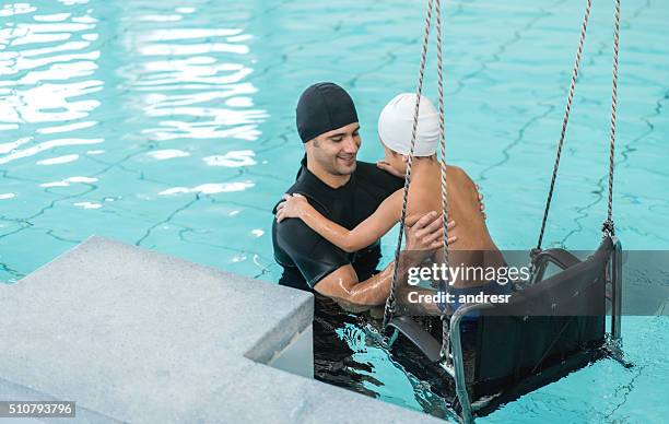 boy doing physical therapy in the water - aquatic therapy stockfoto's en -beelden