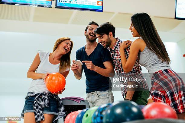 vier freunde bowling zusammen. - bowlingbahn stock-fotos und bilder