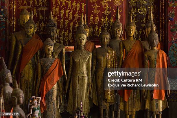 bronze statues in a buddhist temple, luang prabang, laos, southeast asia - glow rm fotografías e imágenes de stock
