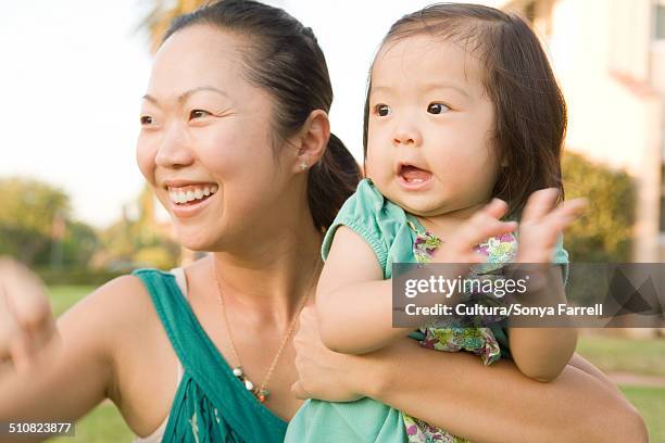 mother and daughter, close up - cultura orientale photos et images de collection