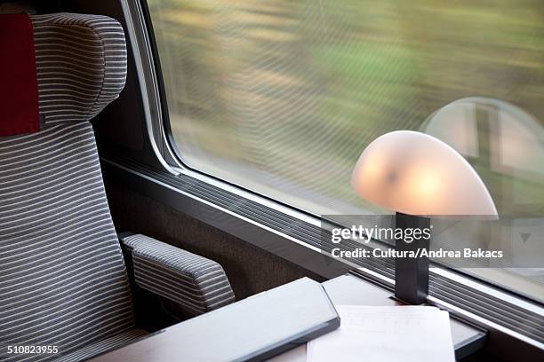 train interior - empty seat photos et images de collection