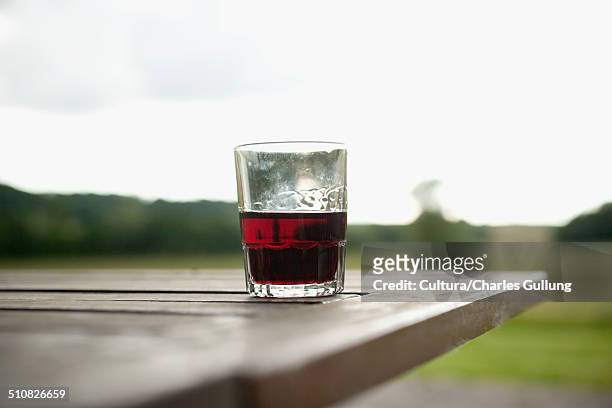 drinks tumbler on picnic table - garden table stock-fotos und bilder