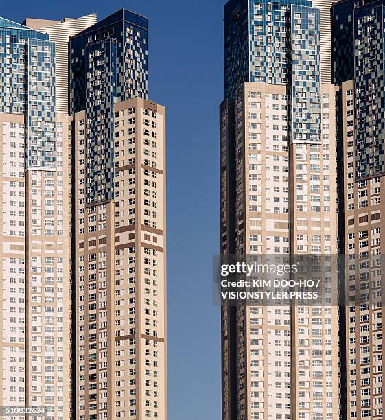 high-rise apartments - songdo photos et images de collection