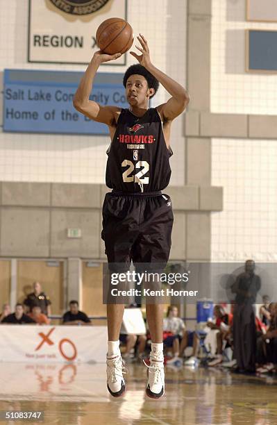 Josh Childress of the Atlanta Hawks shoots against the Phoenix Suns July 19, 2004 during the Reebok Rocky Mountain Revue at Salt Lake Community...