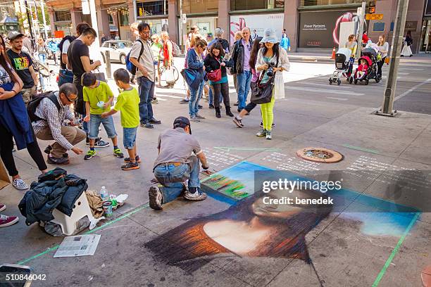 street artist drawing for donations - famous painting stockfoto's en -beelden