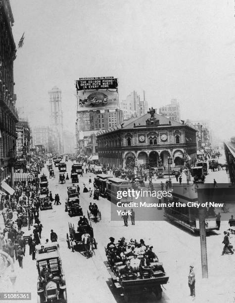 View of streetcars, traffic and pedestrians looking north from 34th Street and Broadway, Herald Square, New York City, circa 1909.