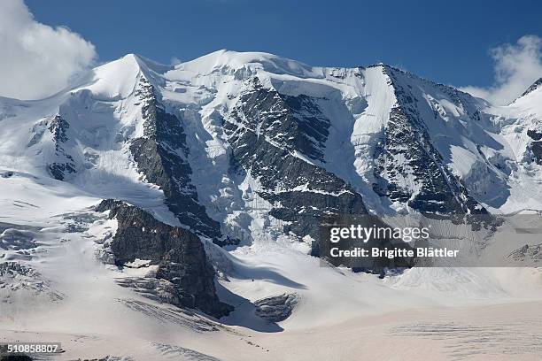 piz palu, palü with red sahara sand on the glacier - sahara snow stock-fotos und bilder