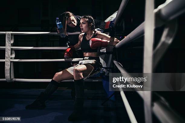 frau boxer im boxring - boxing coach stock-fotos und bilder