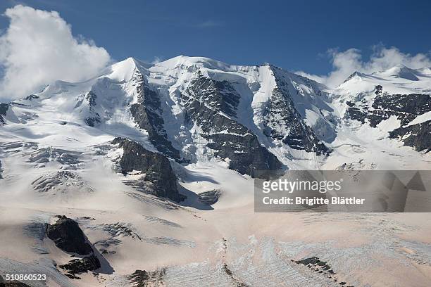 piz palu, palü with red sahara sand on the glacier - sahara snow stock-fotos und bilder