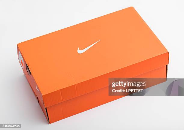 nike schuh im feld - orange shoe stock-fotos und bilder