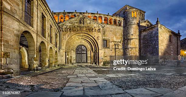 romanesque collegiate in santillana del mar - românico imagens e fotografias de stock