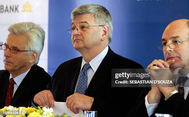 German Foreign Minister Joschka Fischer takes -on questions from Indian businessmen at the Indo-German Trade meeting as German delegation members...