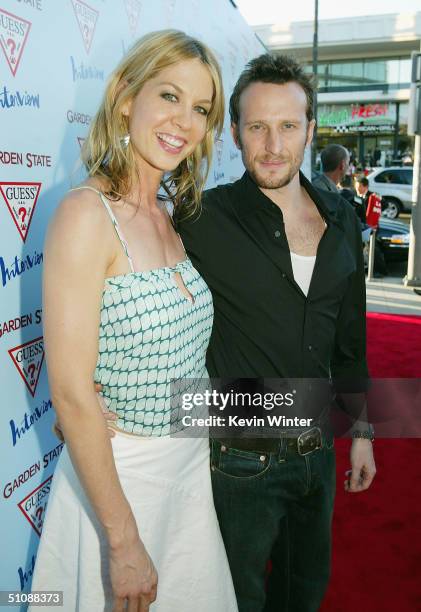 Actors Jenna Elfman and husband Bodhi Elfman arrive at the premiere of Fox Searchlight Pictures' "Garden State" on July 20, 2004 at the Directors...