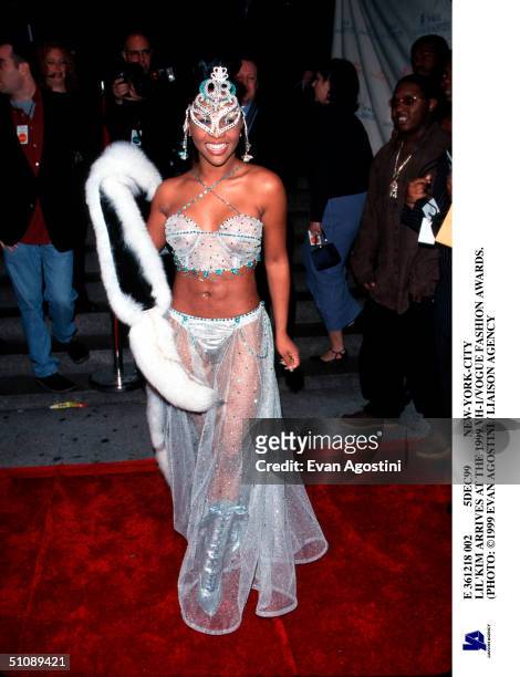 5Dec99 New-York-City Lil'Kim Arrives At The 1999 Vh-1/Vogue Fashion Awards.