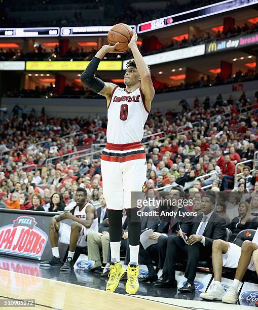 Damion Lee of the Louisville Cardinals shoots the ball during the game against the Syracuse Orange at KFC YUM! Center on February 17, 2016 in...