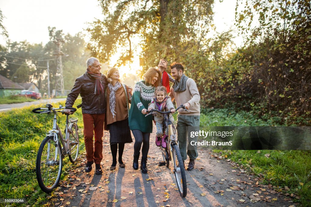 Lächeln multi-generation-Familie auf Fahrrädern im Park.