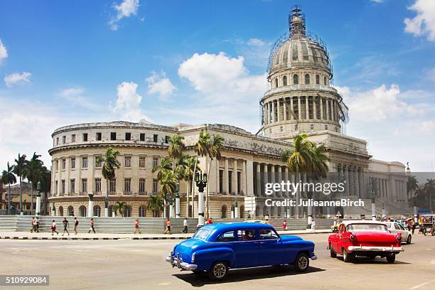 vintage cars in the city of havana, cuba - kapitoleum bildbanksfoton och bilder