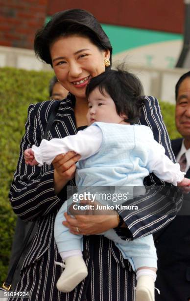 Crown Princess Masako And Her Daughter Aiko Arrive At Nasu Station After A Week-Long Vacation At An Imperial Villa May 14, 2002 In Tochigi...