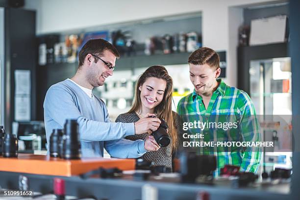 kunden kaufen fotografische ausrüstung - electronic stock-fotos und bilder