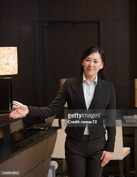 アジアのポートレートホテルのコンシェルジュ - concierge ストックフォトと画像