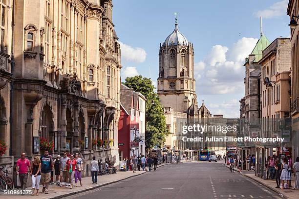 a busy street in oxford - oxford oxfordshire fotografías e imágenes de stock