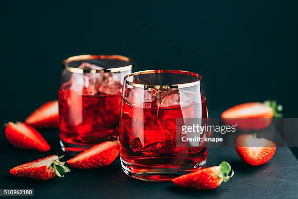 rot cocktail apéro trinken auf eis - aperitif stock-fotos und bilder