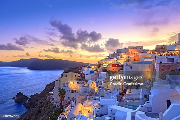 santorini sonnenuntergang am morgenröte dorf oia, griechenland - oia santorin stock-fotos und bilder