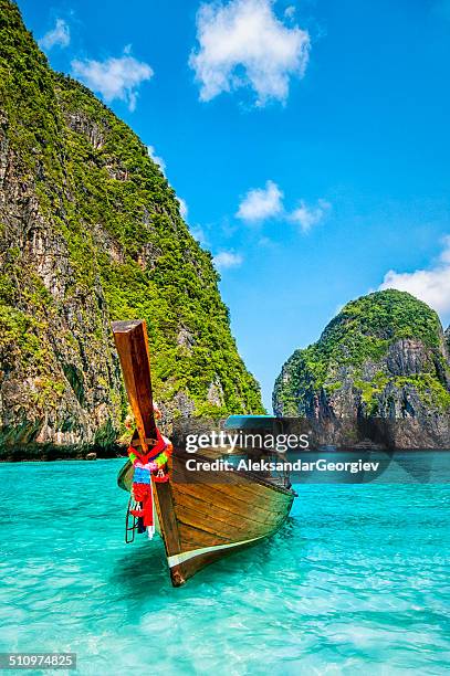 longtail boat de madera en maya bay, tailandia - tailandia fotografías e imágenes de stock