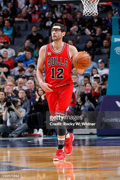 Kirk Hinrich of the Chicago Bulls brings the ball up the court against the Charlotte Hornets on Februay 8, 2016 at Time Warner Cable Arena in...