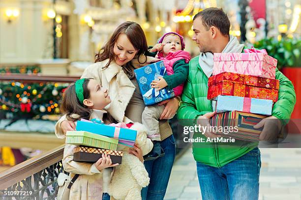 compras de navidad - tienda de regalos fotografías e imágenes de stock