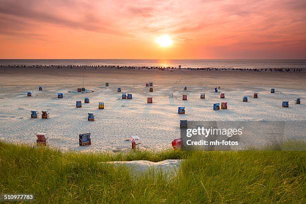 hooded beachchair at sunset - strandkorb stockfoto's en -beelden