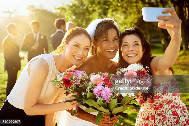 everything's better when you share it with friends - bruidsmeisje stockfoto's en -beelden