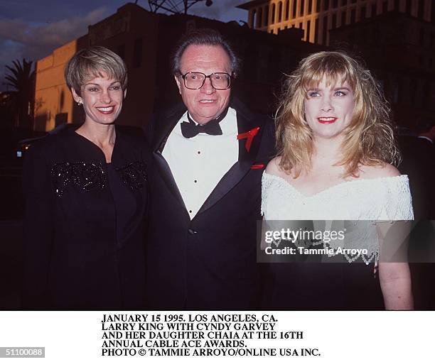 January 15 1995.Los Angeles Ca. Larry King Wuth Cyndy Garvey And Her Daughter At The Cable Ace Awards.