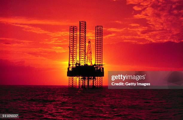 Pennzenergy Company Oil Exploration Drilling Rig In The Gulf Of Mexico During Sunset.
